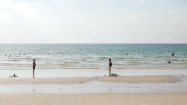 21 Ocak 2023.Phuket, Tayland. Bir sürü insan Patong Sahili 'nde güneş ışığı altında tatil yapıyor. Tayland 'ın güneyinde tropik cennet denizi plajı