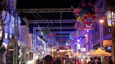 Ocak 29.2023.Phuket, Tayland. Thalang Yolu 'nda ve Çin Yeni Yıl Festivali veya Phuket Festivali 2023 aydınlatma gecesi çevresinde dinlenen kalabalık turist alışverişi.