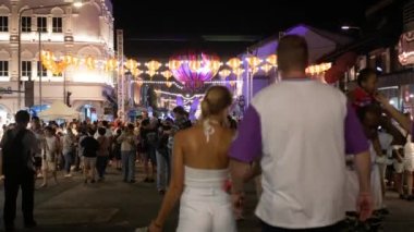 Ocak 29.2023.Phuket, Tayland. Thalang Yolu 'nda ve Çin Yeni Yıl Festivali veya Phuket Festivali 2023 aydınlatma gecesi çevresinde dinlenen kalabalık turist alışverişi.