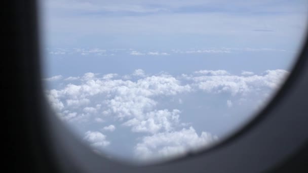 Widok Przez Okno Samolotu Gęstą Chmurą Nad Pięknym Oceanem Chmur — Wideo stockowe