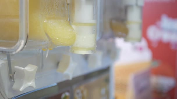 Čerstvý Mražené Vášeň Ovocný Džus Smoothie Při Podávání Šálku Automatu — Stock video