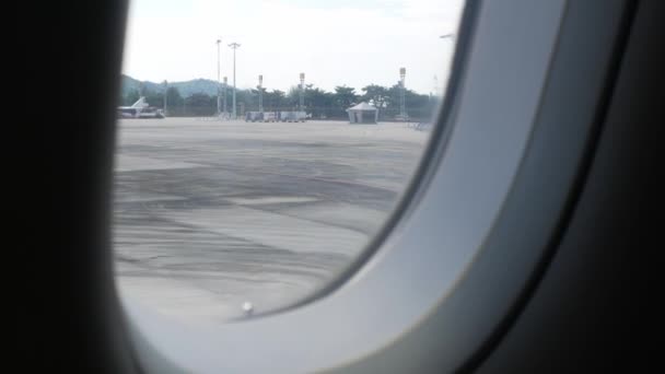 在暑假期间 当出租汽车准备在机场起飞时 可透过飞机窗口观看 — 图库视频影像