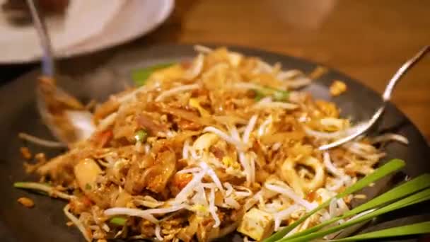 Cerca Plato Comida Tradicional Tailandesa Shrimp Pad Thai Comida Callejera — Vídeos de Stock