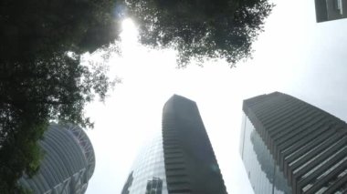 Düşük açı açısı yüksek finansal gökdelene kadar modern cam tasarım binası güneş ışığı altında berrak mavi gökyüzüne karşı, finans bölgesi kulesi