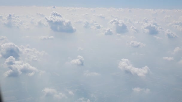 Pandangan Udara Dari Awan Putih Yang Mengembang Atas Langit Biru — Stok Video