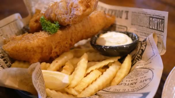 Vue Rapprochée Sur Une Assiette Fish Chips Avec Sauce Tartare — Video