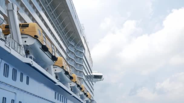 Uitzicht Dekken Van Het Cruiseschip Tegen Een Helderblauwe Lucht Tropische — Stockvideo