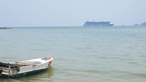 Obrovská Výletní Loď Kotvící Uprostřed Oceánu Patong Moře Phuket Slunečného — Stock video
