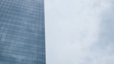 şeffaf cam ofis duvarı. Parlak gelecek, aşağıdan görünen finans binaları, modern bina arka planı.
