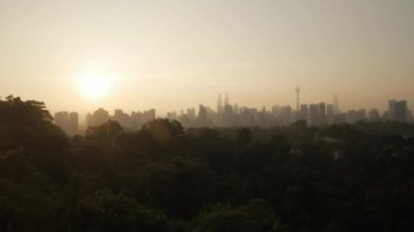 Kuala lumpur şehir merkezi şehir merkezinin manzara manzarası. Birçok gökdelen binası var. Günbatımı vanilyalı, güneşli, güzel gökyüzü, KL manzaralı modern tarz kuleler.