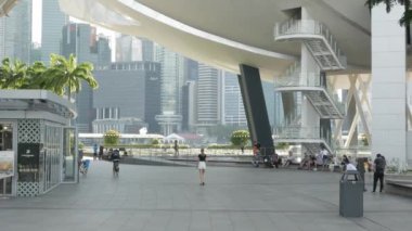 24 Ağustos 2022. Singapur, Marina Körfezi. Yürüyen yayalar yaz gündüz vakti Marina Körfezi Bilim Müzesi 'nde birlikte rahatlar.