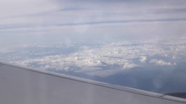 Pofuduk bulutlu gökyüzü üzerinde uçarken gökyüzü manzarası kanat görüşü, bulutların üstündeki hava görüntüsü ve gökyüzü ilham kavramı, doğal arkaplan bulutları