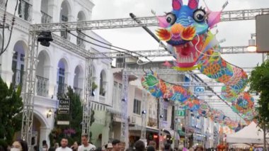 Ocak 29.2023.Phuket, Tayland. Thalang Yolu 'nda ve Çin Yeni Yıl Festivali veya Phuket Festivali 2023 aydınlatma gecesi çevresinde dinlenen kalabalık turist alışverişi.