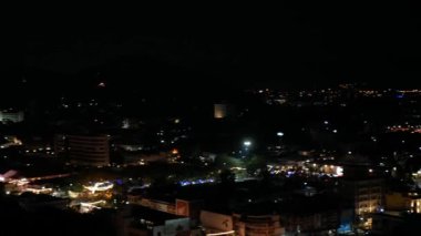 Pofet City 'nin gece vakti havadan kuşbakışı görüntüsü. Gökyüzünde biraz günbatımı alacakaranlığı, küçük kasaba hava manzarası.