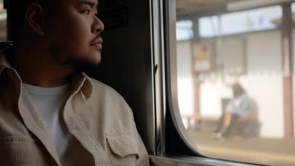 Ázsiai Férfi Utazás Helyi Vonat Pihentető Használja Mobil Okostelefon Ablak — Stock videók