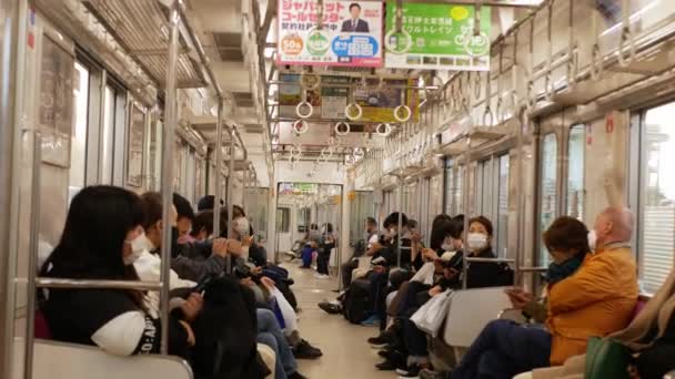 20222年11月13日日本福冈 火车内部通勤的地铁车厢在日本的火车公共交通中载满了拥挤的乘客 — 图库视频影像
