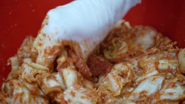 Cerrar Proceso Vista Hacer Kimchi Tazón Grande Usando Mano Pepinillos — Vídeos de Stock