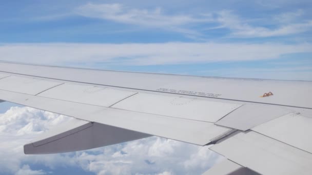Blick Durch Flugzeugfenster Mit Flugzeugflügel Über Blauem Himmel Mit Weißen — Stockvideo