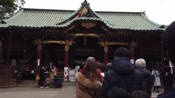 Januari 2020 Tokio Japan Mensen Bezoeken Japanse Tempel Nieuwjaarsdag Bidden — Stockvideo