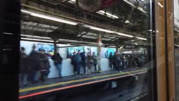 2022年1月22日東京都冬の昼間は東京都心部を眺めながらJr通勤電車内の扉を見る — ストック動画