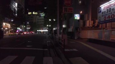 17 Kasım 2022 Fukuoka, Japonya.Ağır çekim yürüme caddesi Fukuoka şehir merkezindeki Hakata şehrinde, yoğun saatlerde cadde kavşağı.