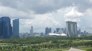 Singapur şehrinin gökyüzü manzarası yaz günü birçok tarihi bina turistik bölgesi ve yeşil park alanı olan gökyüzü manzarası. Singapur şehrinin Marina Körfezi 'ndeki 4k hava manzarası.
