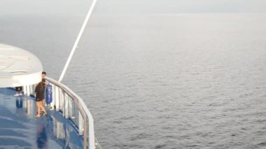 30 Nisan 2023. İnsanlar yaz tatili deniz seyahati zamanında okyanusta seyahat ederken kıç güvertesi kraliyet gemisinin Karayip spektrumunda dinleniyorlar.