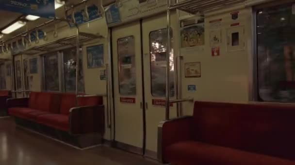 11月14 2022 通勤Jrの電車内のドアや窓からの眺め外の景色と日の出を眺めながら福岡の田舎を速く走る姿が輝いています — ストック動画