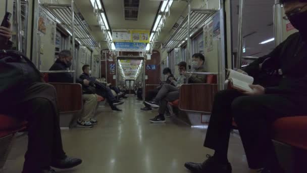 2022年11月17日福岡市地下鉄通勤中の混雑した人々の眺めドアが閉まり 福岡駅から出発する間 大都市の公共交通機関 — ストック動画