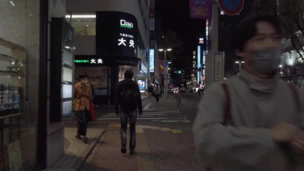 11月17日 日本福冈 夜间在福冈天津市闹市区慢行 繁忙的时候过马路 — 图库视频影像