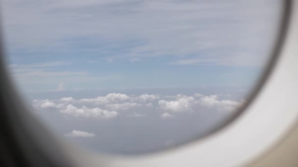 Uitzicht Door Het Vliegtuig Raam Met Dikke Wolken Boven Prachtige — Stockvideo