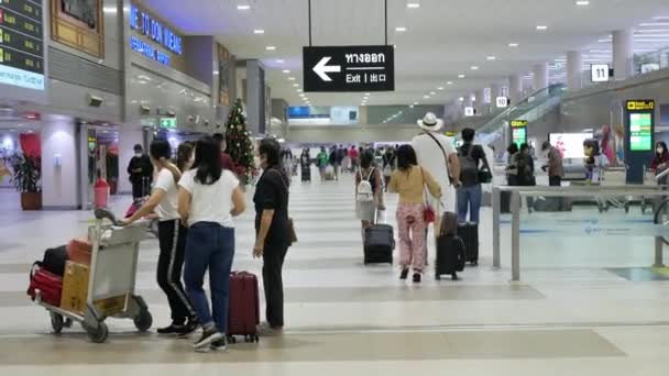 Február 2023 Bangkok Thaiföld Zsúfolt Utas Érkezési Csarnokban Poggyász Igénylési — Stock videók