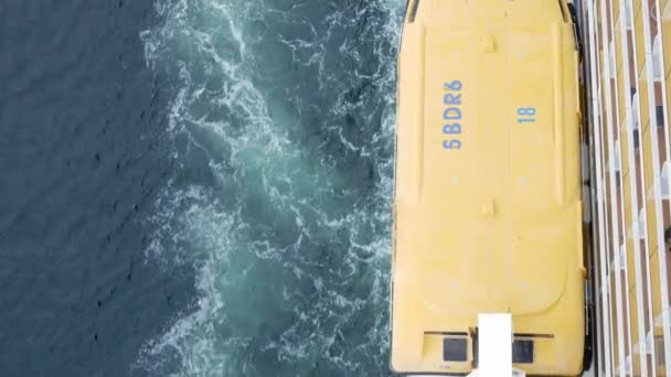 Rettungsboot Auf Riesigen Kreuzfahrtschiffen Blick Auf Die Meeresoberfläche Mit Wellen — Stockvideo