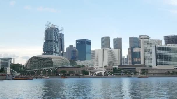2023年5月22日シンガポール中央ビジネス地区に超高層ビルが建ち並ぶマリーナベイ水上フロントエリアの景観 — ストック動画