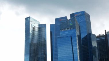 Şehir merkezindeki modern ofis, gökdelen, finans binalarına bakın. Gökyüzüne kadar uzanan, arka planda berrak gökyüzü olan modern cam binalara bakıyorum.