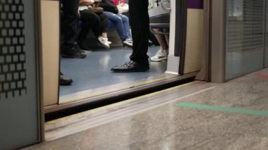 Metro istasyonuna giderken metro istasyonunun kapısının alçak açılı görüntüsü kapıyı kapatıyor, Singapur toplu taşıma arka planı, metro ulaşımı.