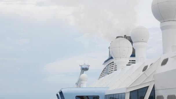 Olhar Para Cúpula Satélite Comunicação Instrumento Navegador Náutico Navio Cruzeiro — Vídeo de Stock