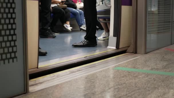 地下鉄駅に到着しドアが閉まりドアが閉まりシンガポールの公共交通機関の背景地下鉄の交通機関 — ストック動画