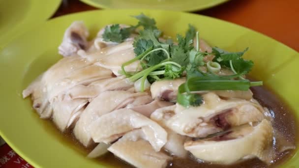 自家製のシンガポール海南鶏をホーカーセンターの大きな皿で間近で見ることができます シンガポールのおいしい蒸し鶏がご飯と一緒に食べる シンガポールの郷土料理 — ストック動画
