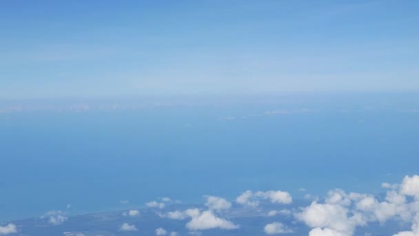 Blauer Himmel Mit Weißen Flauschigen Wolken Vom Flug Über Die — Stockvideo
