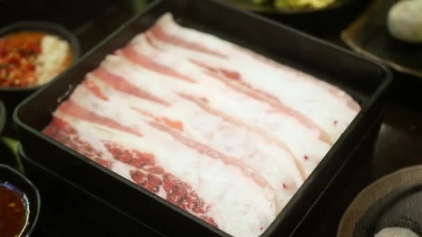 Selektive Fokussierung Der Nähe Von Tablett Mit Rindfleisch Scheibe Während — Stockvideo
