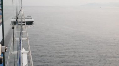 Gündoğumunda uluslararası açık denizde seyrederken geminin önündeki gemi seyrüsefer kontrol köprüsüne bakın. Gemi seyahati, yolcu gemisi köprüsü.