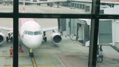 20.Haziran 2023.Donmuang Uluslararası Havalimanı, Bangkok, Tayland. Uçak havaalanına vardı ve Air Asia a320 sefer sayılı Aerobridge uçağının varışı sırasında yer taşıma servisi çalışıyor.