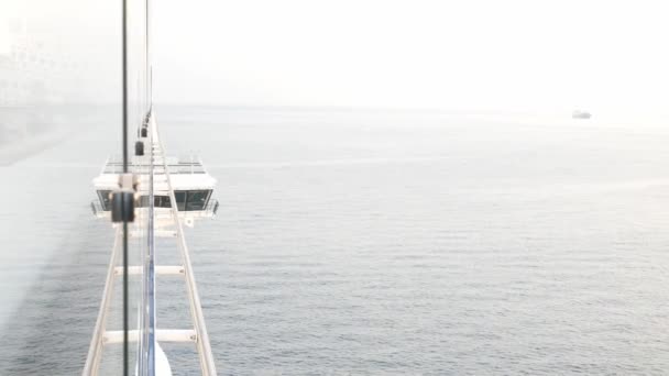 日の出の時間に国際オープンシーで巡航中に船の前の船舶航行クルーズコントロールブリッジエリアに表示します クルーズ船の休日の時間 クルーズ船橋 — ストック動画