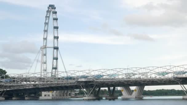 5月2日 2023日新加坡 位于新加坡滨海滨海地区的风景景观 白天从新加坡河出发 坐落于新加坡大都市的一个著名的地标 螺旋桥和飞天巨轮 — 图库视频影像