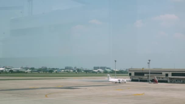 国際空港の飛行機の駐車場からの眺めです 交通機関の休暇の背景休日 — ストック動画