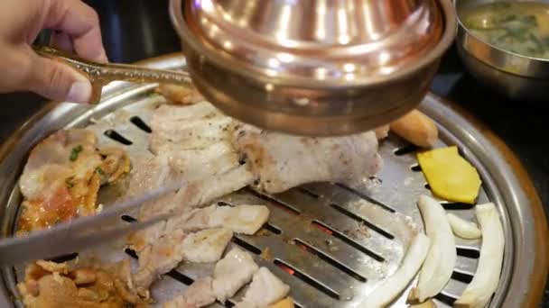 Primer Plano Cocina Mano Coreana Carne Panceta Cerdo Parrilla Uso — Vídeo de stock