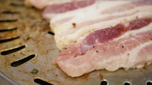 Nahaufnahme Von Hand Kochen Koreanische Gegrillte Schweinebauch Fleisch Auf Eisen — Stockvideo