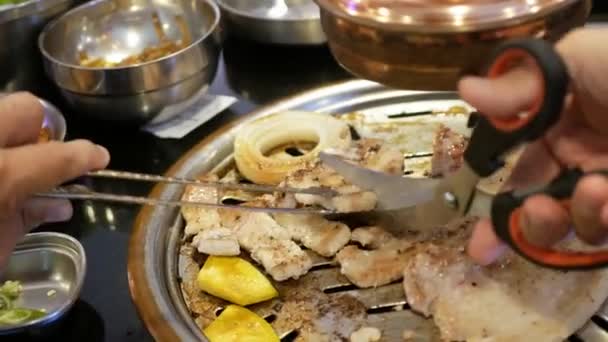 Nahaufnahme Von Hand Kochen Koreanisch Gegrilltes Schweinebauch Fleisch Und Verwenden — Stockvideo