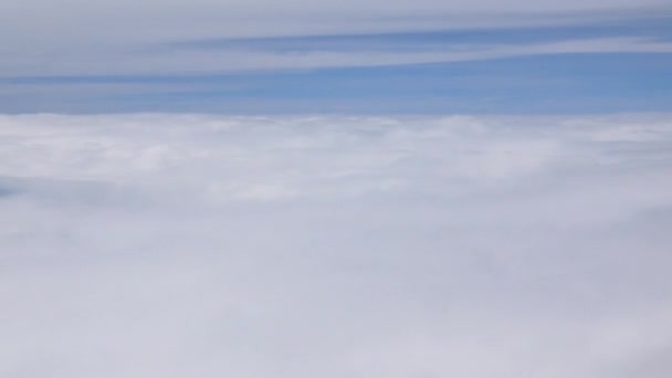 Błękitne Niebo Białymi Puszystymi Chmurami Lotu Samolotu Przelatują Nad Chmurami — Wideo stockowe